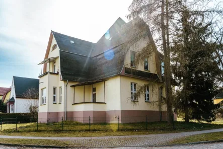 Haus Ansicht - Haus kaufen in Hohen Neuendorf - Zweifamilienhaus auf großem geteilten Grundstück, viel Potenzial