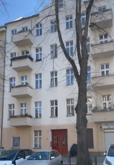 Hausansicht - Wohnung kaufen in Berlin - Altbau Flair: Verkauf einer vermieteten 2-Zimmerwohnung in Charlottenburg, nahe der Spree