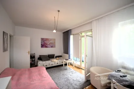 Zimmer - Blick zum Balkon - Wohnung kaufen in Berlin - Bezugsfrei: 1-Zimmer-Wohnung Nähe Kurfürstendamm zu verkaufen