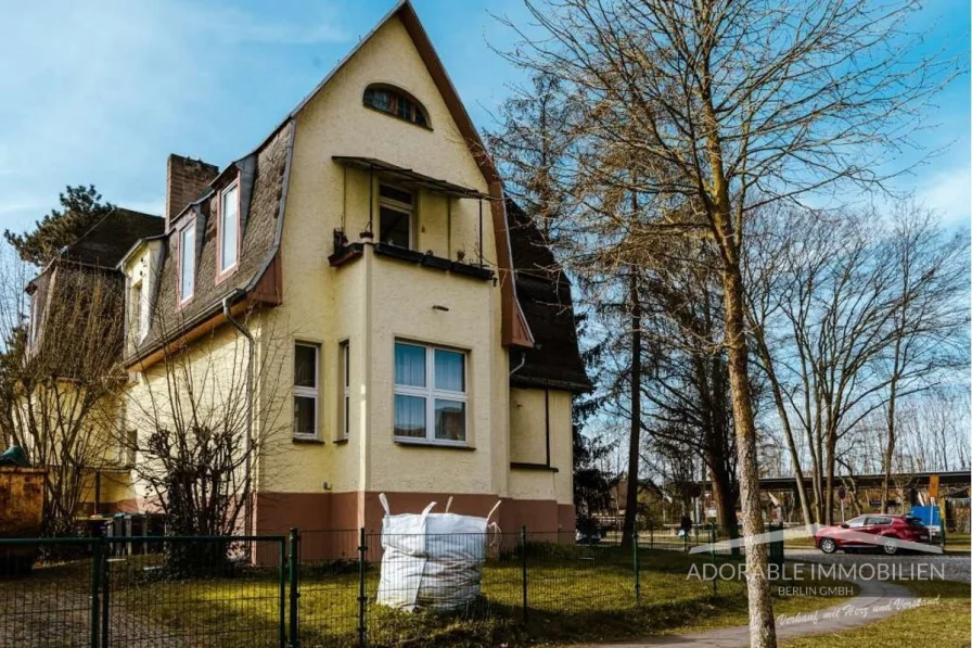 Hausansicht - Haus kaufen in Hohen Neuendorf - Borgsdorf: Zweifamilienhaus auf schönem Grundstück, viel Potenzial