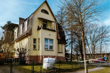 Hausansicht - Haus kaufen in Hohen Neuendorf - Borgsdorf: Zweifamilienhaus auf großem Grundstück, viel Potenzial