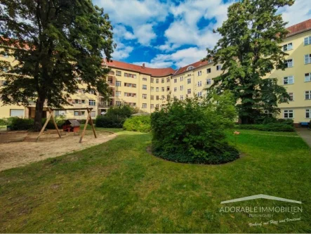 Innenhof mit Spielplatz - Wohnung kaufen in Berlin - Geräumige Familienwohnung mit 5 Zimmern in exzellenter Lage von Charlottenburg