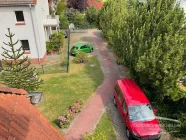 Blick in Zufahrt und Garten