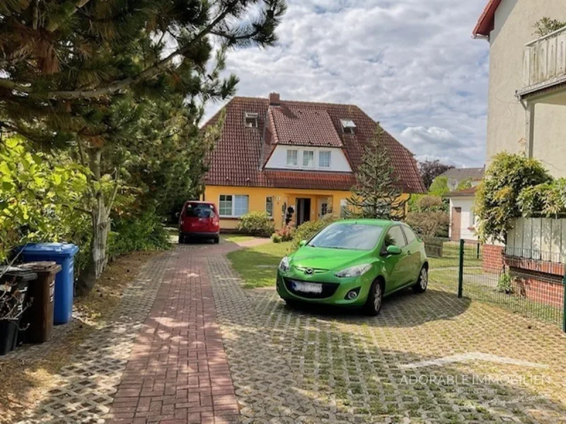 Zufahrt zum Haus mit 6 Pkw-Stellplätzen - Haus kaufen in Zingst - Zweifamilienhaus in Zingst – Beste Lage nähe Strand & Fußgängerzone – Jetzt investieren!