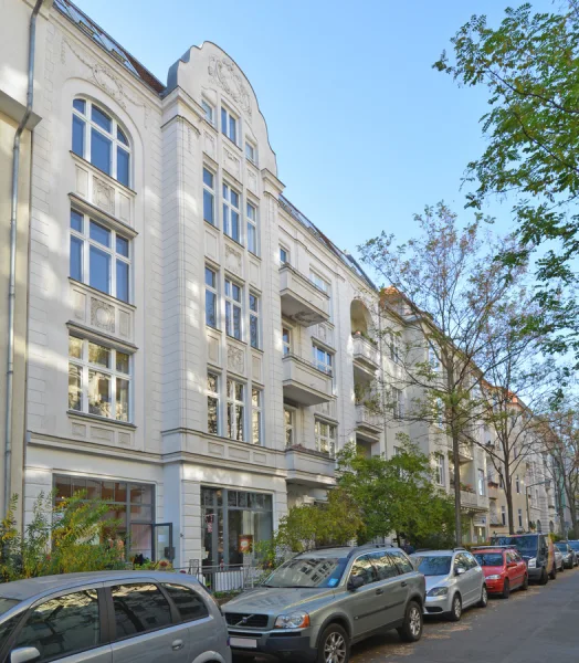 Frontansicht - Wohnung kaufen in Berlin - Sanierungsobjekt: 2-Zimmer Eigentumswohnung im klassischen Altbau