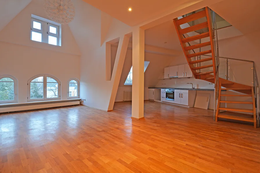 Wohnzimmer und Wohnküche - Wohnung kaufen in Berlin - Dachgeschoss-Loft in repräsentativem Baudenkmal