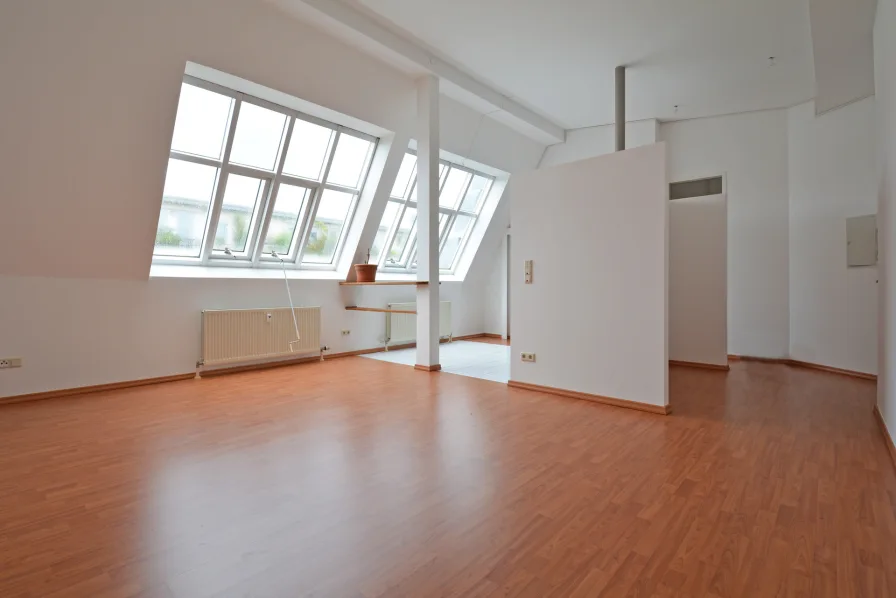 Wohn- und offene Küche - Wohnung kaufen in Berlin - 2-Zimmer-Dachgeschosswohnung im klassischen Altbau