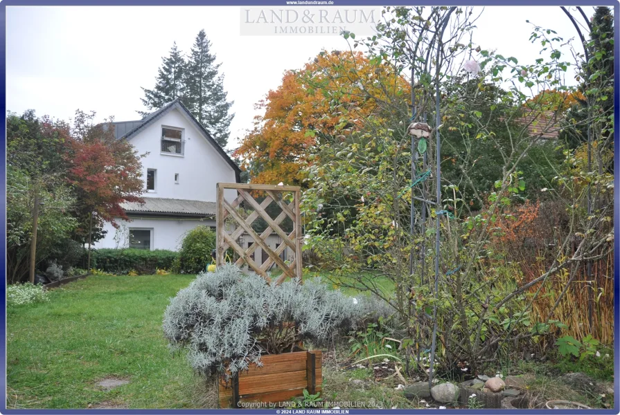 Blick zum Haus - Haus kaufen in Stahnsdorf - TOP Angebot in Stahnsdorf - Stilvolles Einfamilienhaus mit sonnigem Garten