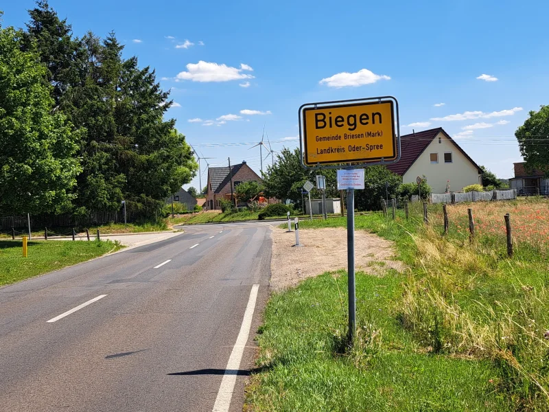 Ortsschild - Grundstück kaufen in Briesen OT Biegen - Großes Baugrundstück in ruhiger Ortslage