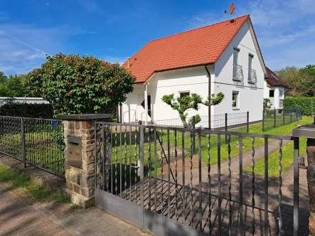 Ansicht - Haus kaufen in Fredersdorf-Vogelsdorf - Familienfreundliches Niedrig-Energie-Haus im Grünen