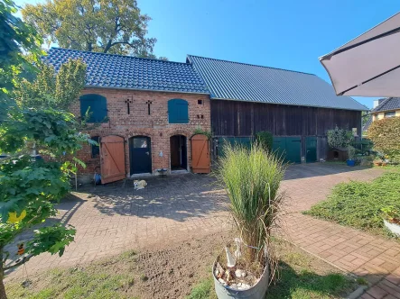 Innenhof - Haus kaufen in Ragow-Merz, OT Merz - Familienfreundliches Landhaus mit Innenhof, Garten und ausbaubarem Nebengelass