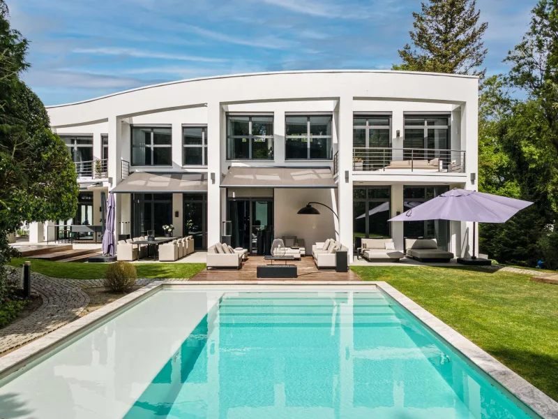 Gartenansicht - Haus kaufen in Berlin - EIN MEISTERWERK. LUXUS-VILLA DIREKT AM GRUNEWALD.