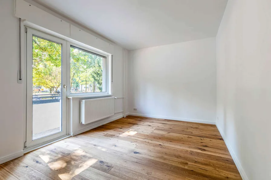 Wohnzimmer mit Balkon - Wohnung kaufen in Berlin - Perfekt unperfekt. Bezugsfrei im 1. OG mit Balkon.