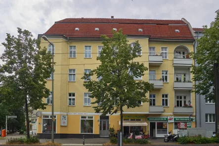 Mehrfamilienhaus Konrad-Wolf-Str. 108 - Wohnung mieten in Berlin - Helle Drei-Zimmer-Altbau-Etagenwohnung | Alt-Hohenschönhausen