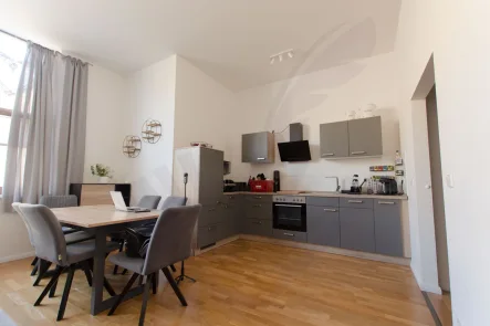 Wohnzimmer mit offener Küche - Wohnung mieten in Fürstenberg/Havel - 2-Zimmerwohnung EG | 60 m² | Stadtzentrum Fürstenberg/Havel