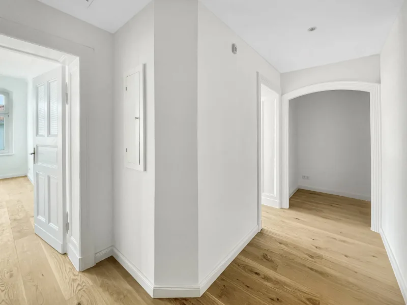 Flur  - Wohnung kaufen in Berlin - Exklusive 4-Zimmer-Wohnung mit Galerie-Flur, sonnigem Balkon und 142 m²