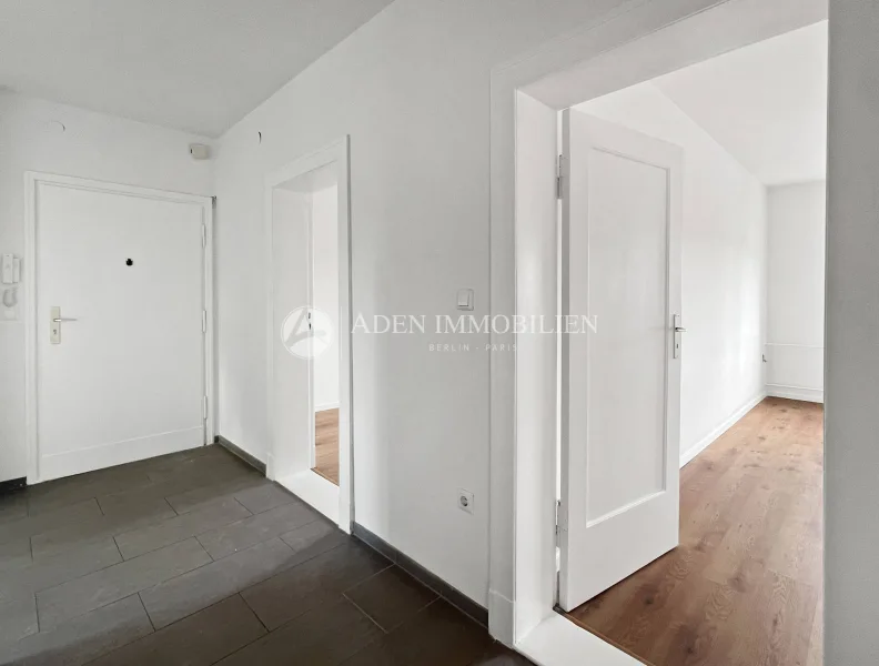 Flur - Wohnung kaufen in Berlin - Großzügige 3-Zimmer-Wohnung mit Balkon in bester Lage! *Renoviert*