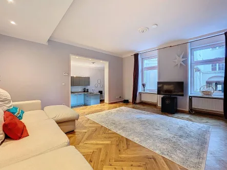 Wohnzimmer - Wohnung mieten in Berlin - Elegante Hochparterre-Wohnung: Komfortabel und gut gelegen