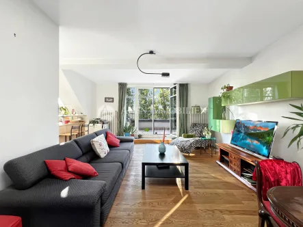 Wohnzimmer - Wohnung kaufen in Berlin - Exklusive 112 m² Dachgeschoss-Wohnung im begehrten Simon-Dach-Kiez