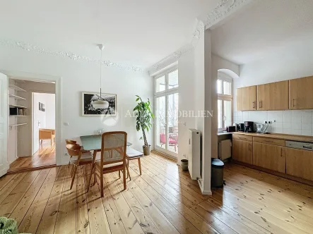 Wohn- Essbereich - Wohnung mieten in Berlin - Historischer Altbau trifft modernen Komfort: 4 Zimmer mit Balkon in Friedrichshain