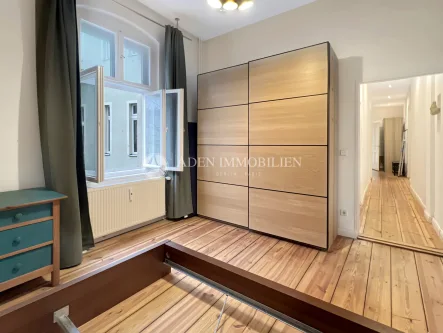 Schlafzimmer - Wohnung kaufen in Berlin - 2,5 Zimmer Wohnung mit Holzdielen und Balkon!