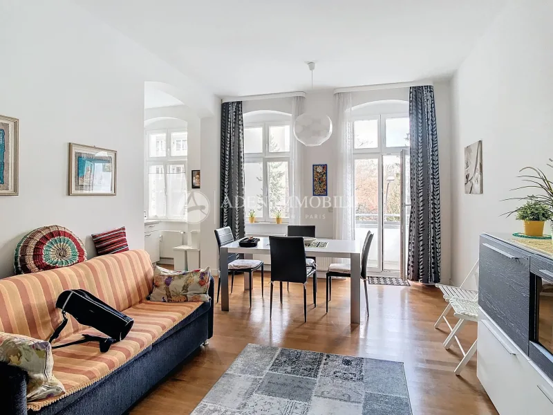 Wohnzimmer - Wohnung kaufen in Berlin - BEZUGSFREI ! Perfekt durchdachte 2 Zimmer mit Weitblick und 2 Balkonen im Boxhagener Kiez !