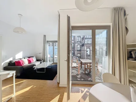 Wohnzimmer - Wohnung mieten in Berlin - Gemütliche 2-Zimmer-Wohnung mit sonnigem Balkon im ruhigen Hinterhof