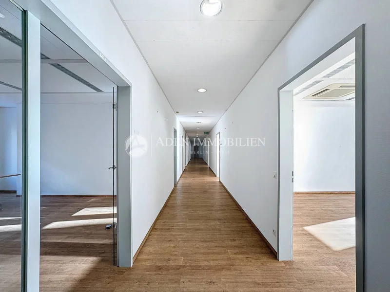 Flur  - Büro/Praxis mieten in Berlin - Großzügige 300 m² Bürofläche in Berlin-Mitte – Perfekte Lage nahe Hauptbahnhof