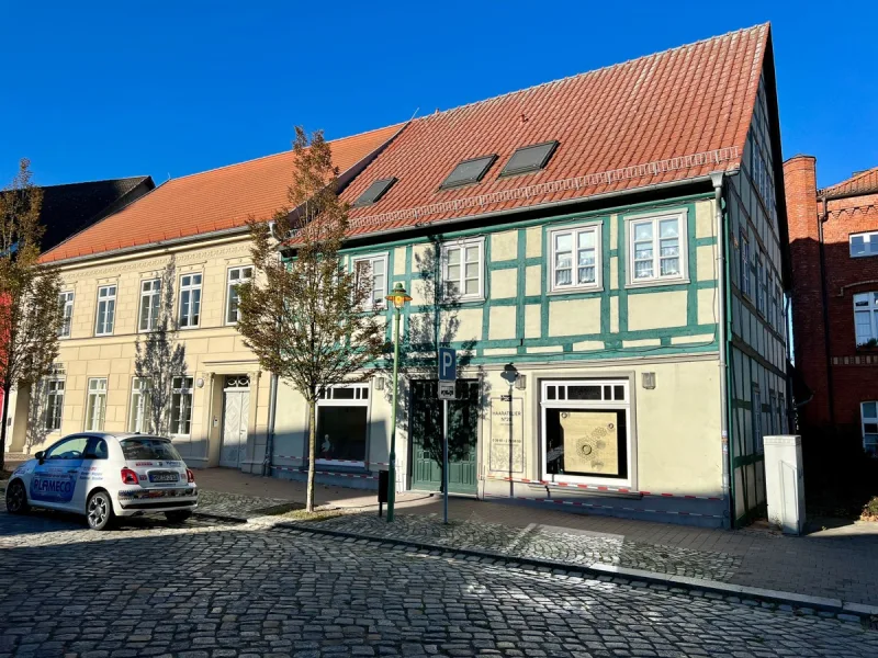 Hausansicht - Haus kaufen in Altentreptow - HORN IMMOBILIEN ++ Altentreptow Wohn- und Geschäftshaus in attraktiver Zentrumslage