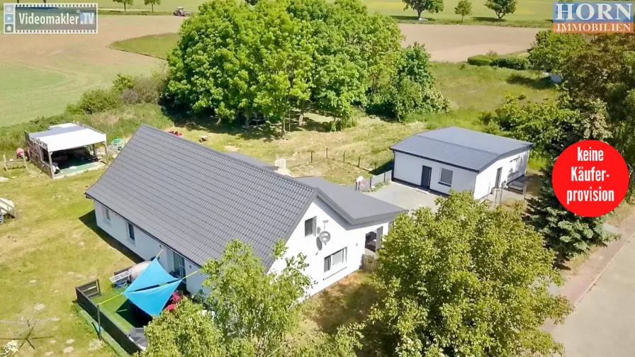 Luftbild-Aufnahme - Haus kaufen in Blumenhagen - HORN IMMOBILIEN + Einfamilienhaus modernisiert ebenerdig 5 Zimmer + Nebengebäude gewerbliche Nutzung