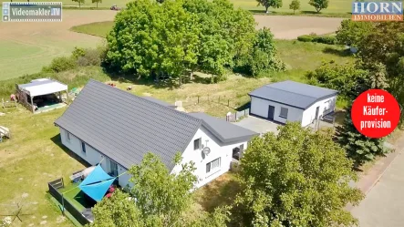 Luftbild-Aufnahme - Haus kaufen in Blumenhagen - HORN IMMOBILIEN + Einfamilienhaus modernisiert ebenerdig 5 Zimmer + Nebengebäude gewerbliche Nutzung