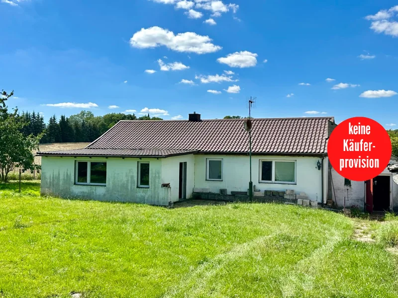 Hausansicht - Haus kaufen in Carmzow-Wallmow - HORN IMMOBILIEN ++ kleines Haus auf einem großen Grundstück in ruhige Lage für Handwerker und Angler