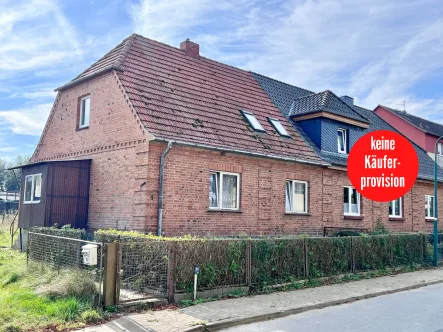 Hausansicht - Haus kaufen in Penzlin - HORN IMMOBILIEN ++ RESERVIERT! Groß Flotow bei Penzlin, großes Grundstück mit Doppelhaushälfte