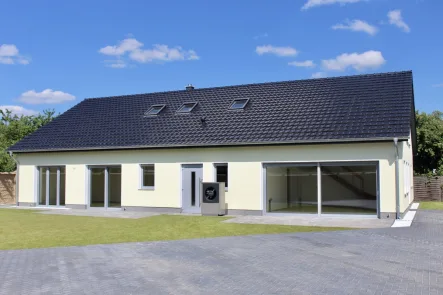 Hausansicht - Haus kaufen in Neubrandenburg - HORN IMMOBILIEN++ Neubrandenburg, hochwertiges Ein- oder Zweifamilienhaus mit viel Platz!