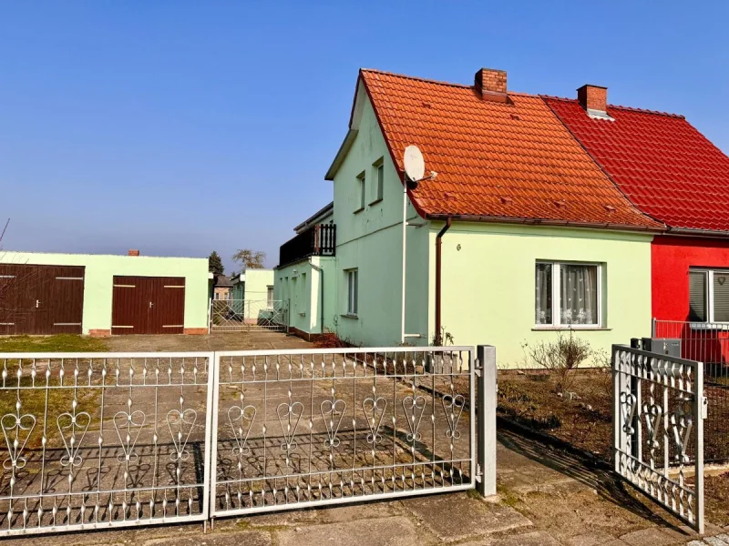 Hausansicht vorne - Haus kaufen in Friedland - HORN IMMOBILIEN ++ Friedland (Meckl.) Haus mit viel Platz und großem Grundstück, sanierungsbedürftig