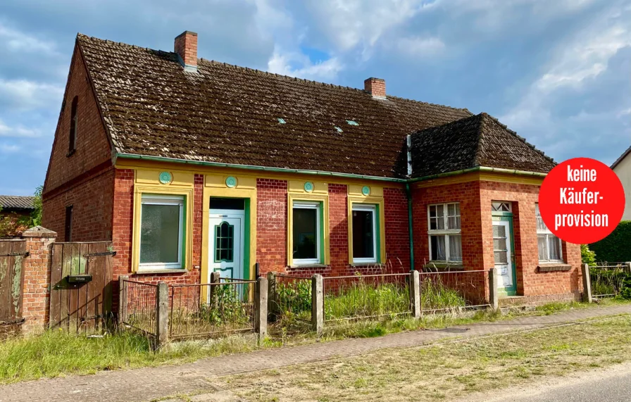 Hausansicht - Haus kaufen in Jatznick OT Sandförde - HORN IMMOBILIEN ++ 2.000 m² Grundstück + stark sanierungsbedürftiges Haus bei Jatznick