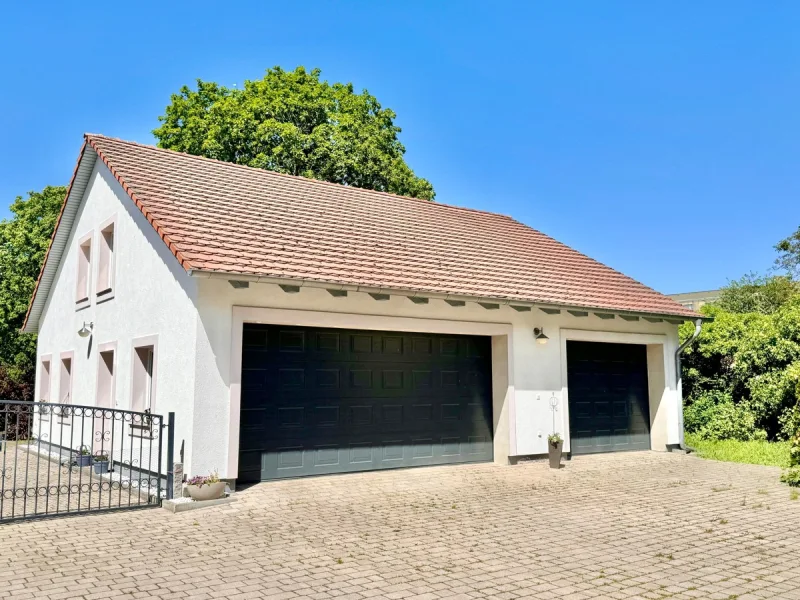 Garagenhaus mit elektrischen Rolltoren