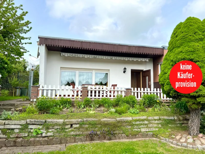 Hausansicht - Haus kaufen in Riepke/Cammin - HORN IMMOBILIEN ++ gepflegter Bungalow in ruhiger Lage mit Carport bei Neubrandenburg