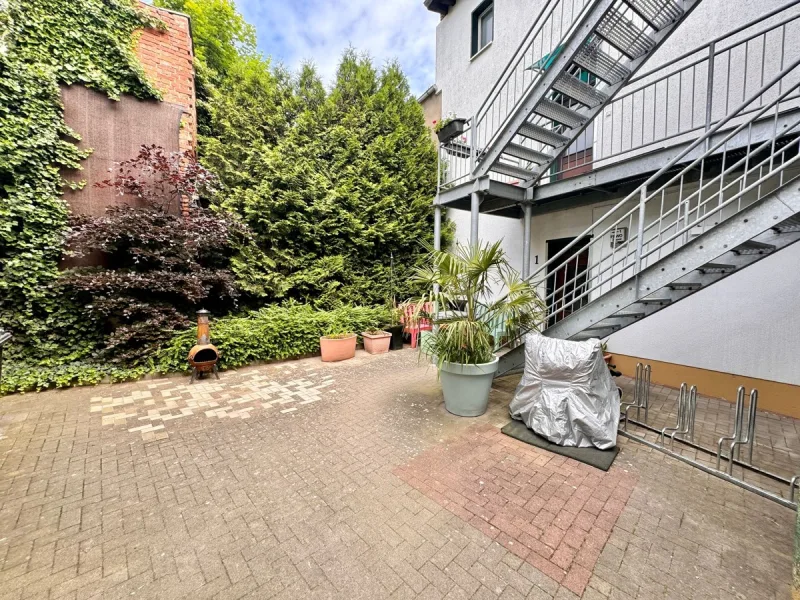 Innenhof Terrasse und Treppe