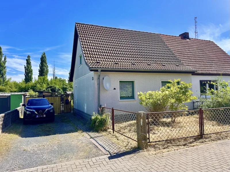 Doppelhaushälfte in Pasewalk - Haus kaufen in Pasewalk - HORN IMMOBILIEN ++ Pasewalk Doppelhaushälfte, kleines Haus großes Grundstück, möbliert und unberäumt