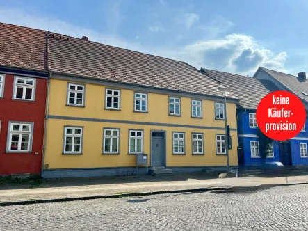 Mehrfamilienhaus - Haus kaufen in Neubrandenburg - HORN IMMOBILIEN++ im Zentrum von NB, historisches Mehrfamilienhaus mit 3 Wohneinheiten. Eine Wohnung mit ca. 210 m² ist bezugsfrei.