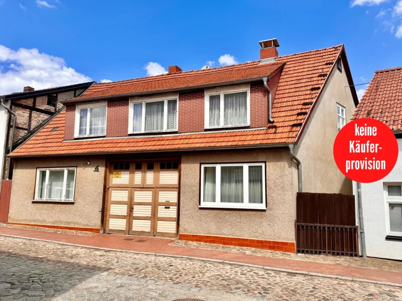 Hausansicht - Haus kaufen in Burg Stargard - HORN IMMOBILIEN ++ Burg Stargard Stadthaus mit Nebengelass und schönem Grundstück in guter Lage