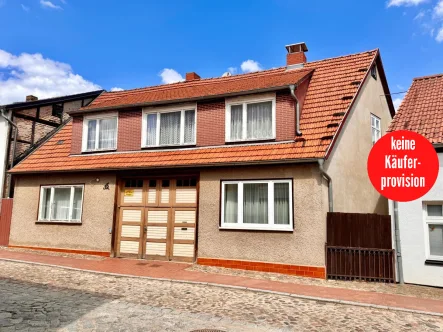 Hausansicht - Haus kaufen in Burg Stargard - HORN IMMOBILIEN ++ Burg Stargard Stadthaus mit Nebengelass und schönem Grundstück in guter Lage