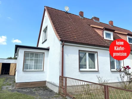 Hausansicht - Haus kaufen in Ducherow - HORN IMMOBILIEN ++ Doppelhaushälfte mit Nebengelass in Ducherow, ruhige Lage