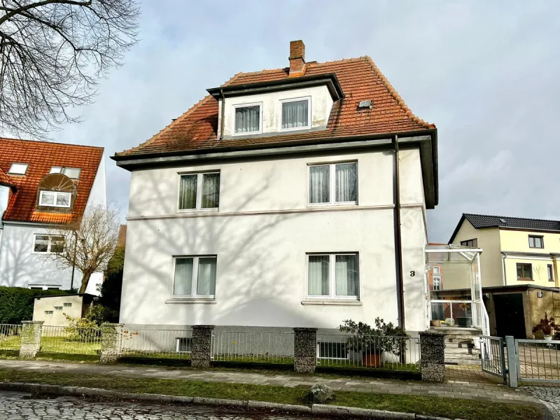 3 WE Mehrfamilienhaus - Haus kaufen in Neubrandenburg - HORN IMMOBILIEN ++ Neubrandenburg Mehrfamilienhaus in guter Lage, sanierungsbedür. -nicht vermietet-