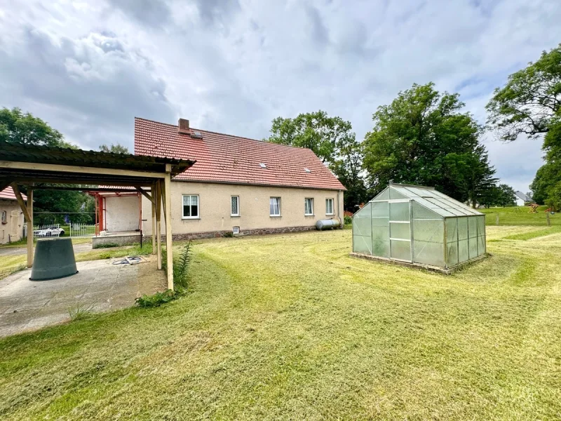 mit Gewächshaus und Doppelcarport