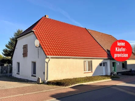 Hausansicht - Haus kaufen in Woggersin - HORN IMMOBILIEN ++ Woggersin bei Neubrandenburg, Doppelhaushälfte mit großem Grundstück