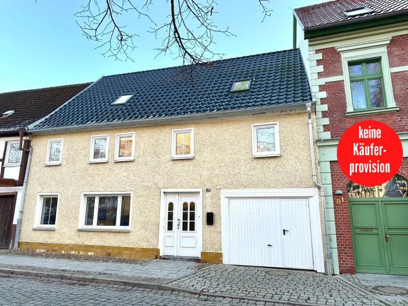 Hausansicht - Haus kaufen in Friedland - HORN IMMOBILIEN ++ großes Reihenmittelhaus mit zwei Wohneinheiten im Zentrum von Friedland