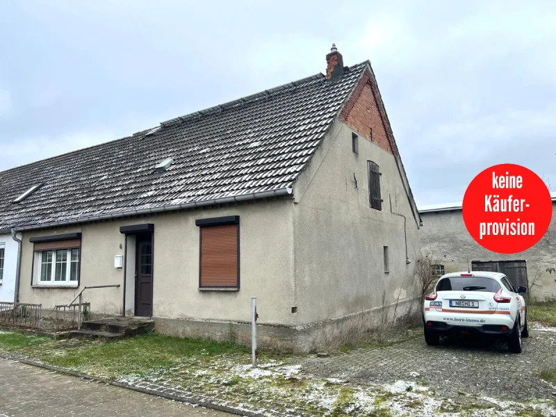 Hausansicht - Haus kaufen in Siedenbollentin - HORN IMMOBILIEN ++ sanierungsbedürftige Doppelhaushälfte mit viel Grundstück, ruhige Lage