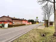 Straßenansicht mit Bushaltestelle